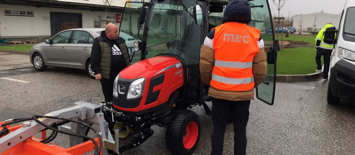 Areál lékárenského velkoobchodu se dočkal nového pomocníka při údržbě – traktoru Kioti