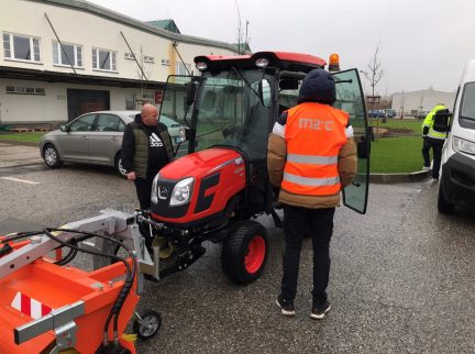 Areál lékárenského velkoobchodu se dočkal nového pomocníka při údržbě – traktoru Kioti
