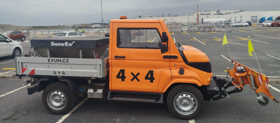 Elektrická vozidla v zimní údržbě Toyota. Společný pilot M2C & Toyota