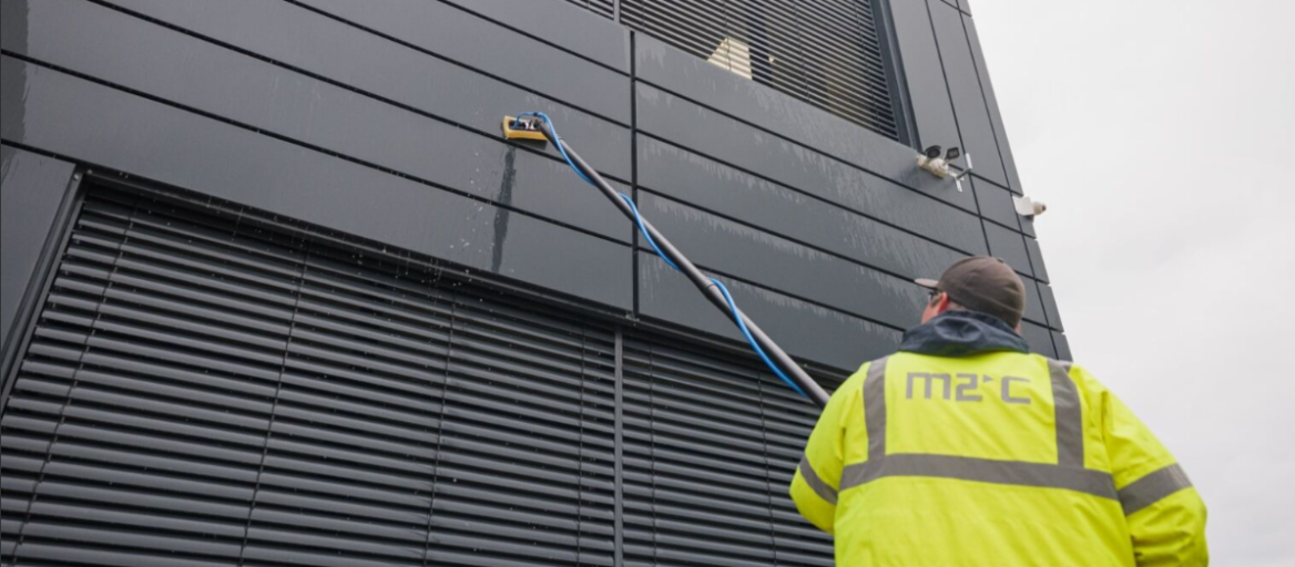 Jarné upratovanie budov s dronmi od M2C Slovakia: moderné riešenie bez lešenia