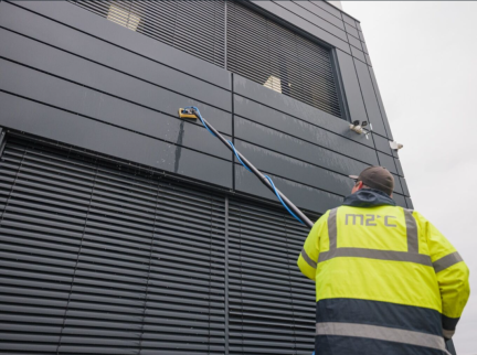 Jarné upratovanie budov s dronmi od M2C Slovakia: moderné riešenie bez lešenia