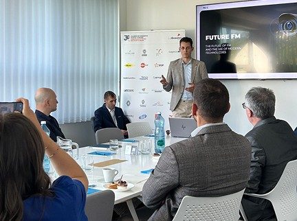 „Tour de M2C“.  Členové FČOK nahlédli do budoucnosti správy budov