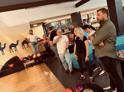 Silný tím sa buduje aj mimo kancelárie. M2C Slovakia spojil bowlingový večer