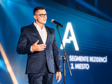 Profesionální řečník na pódiu s mikrofonem